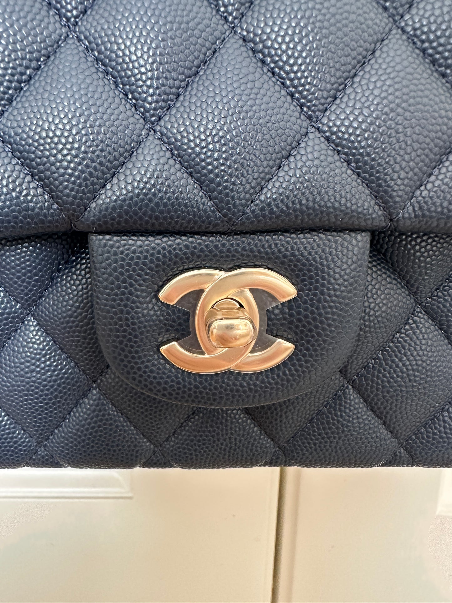 Torebka Chanel medium deep blue caviar/light gold NEW