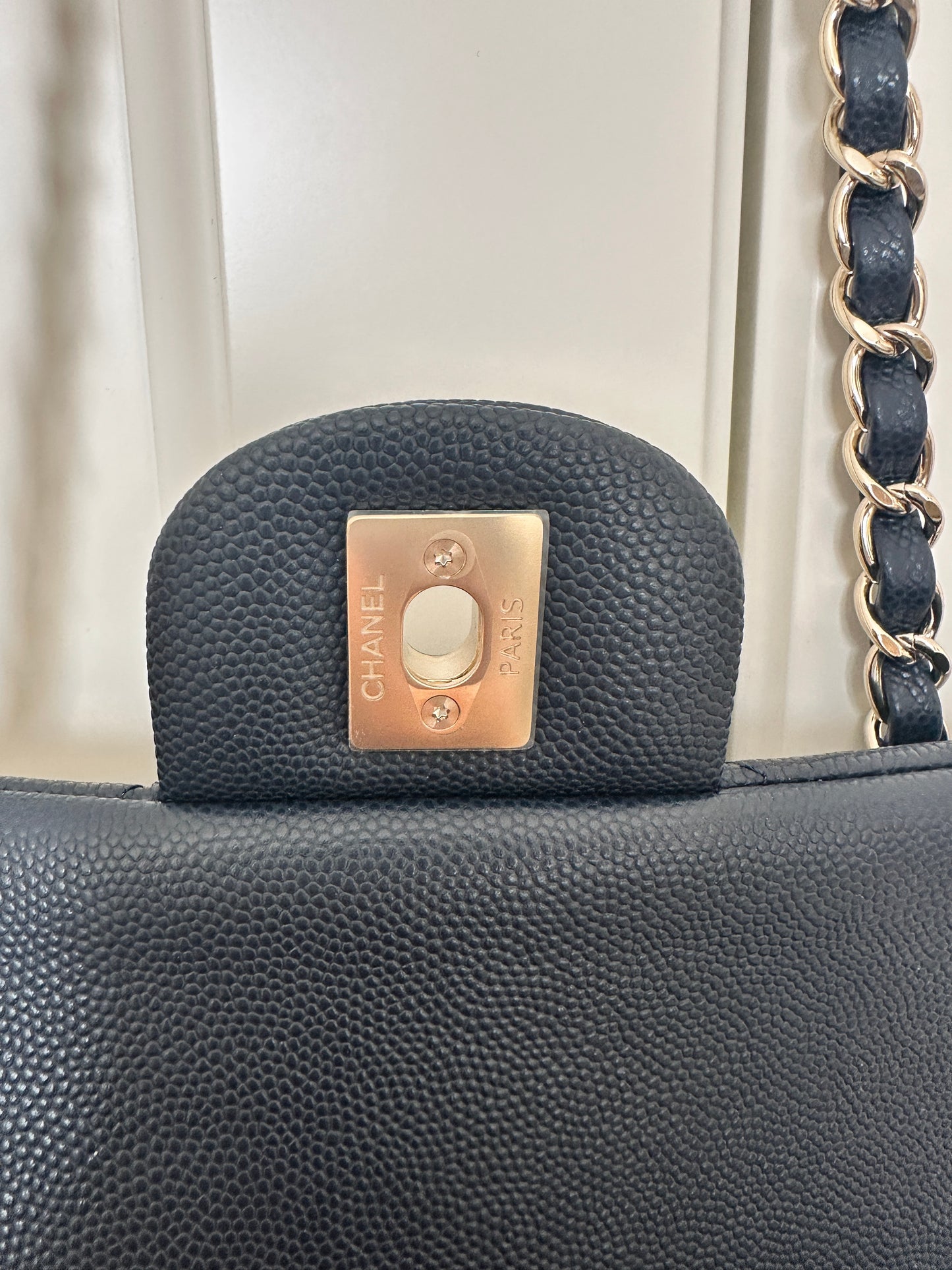 Torebka Chanel medium deep blue caviar/light gold NEW
