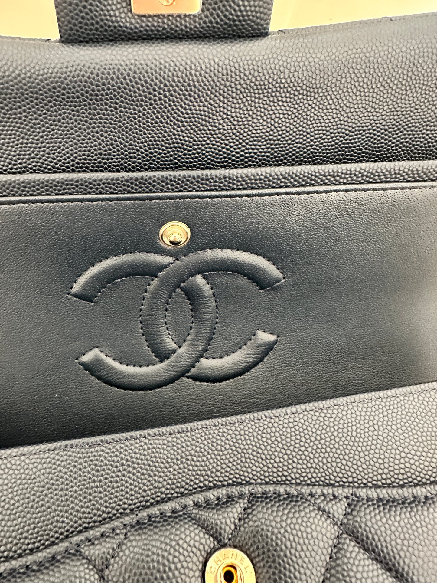 Torebka Chanel medium deep blue caviar/light gold NEW
