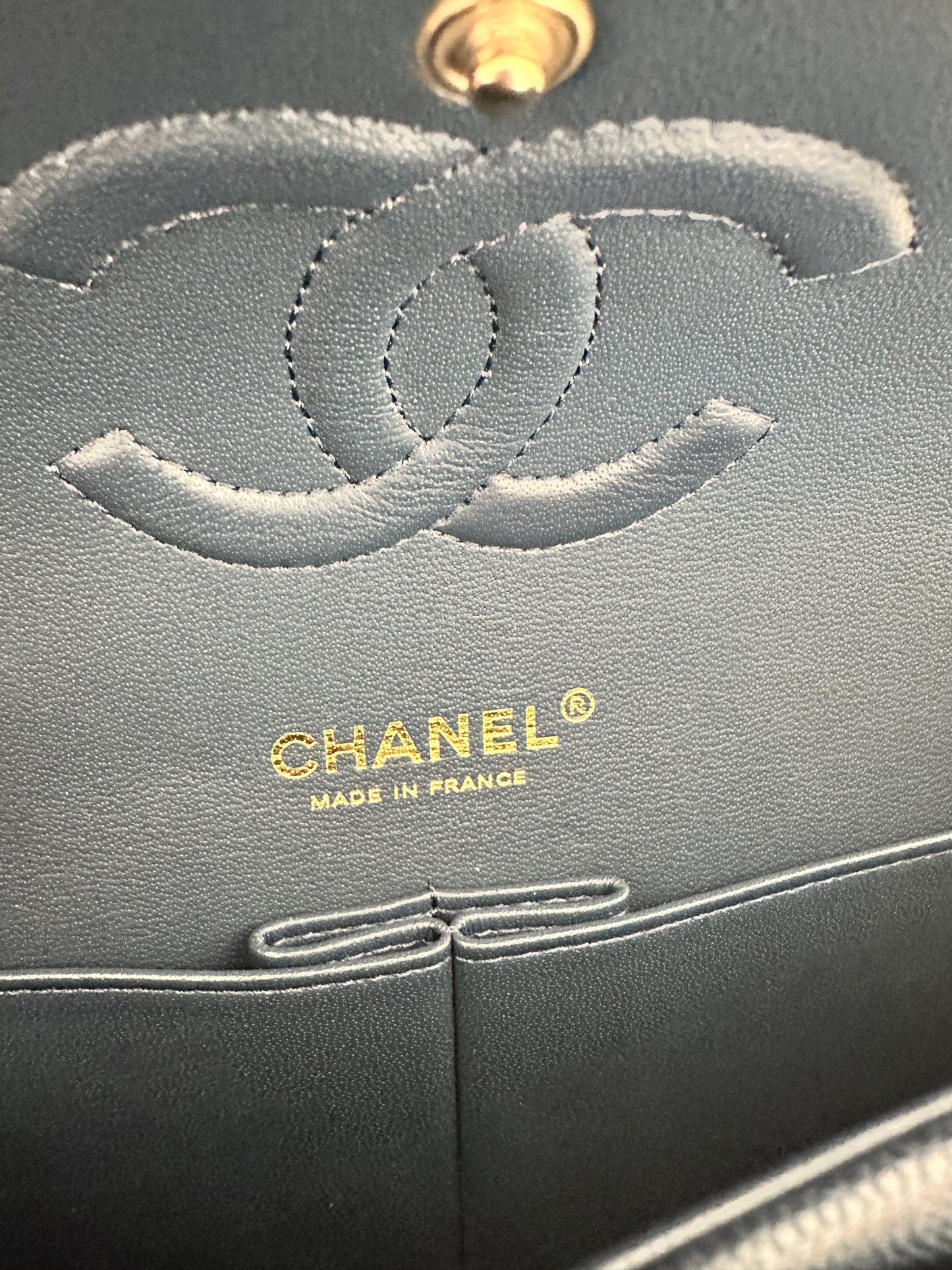 Torebka Chanel medium deep blue caviar/light gold NEW