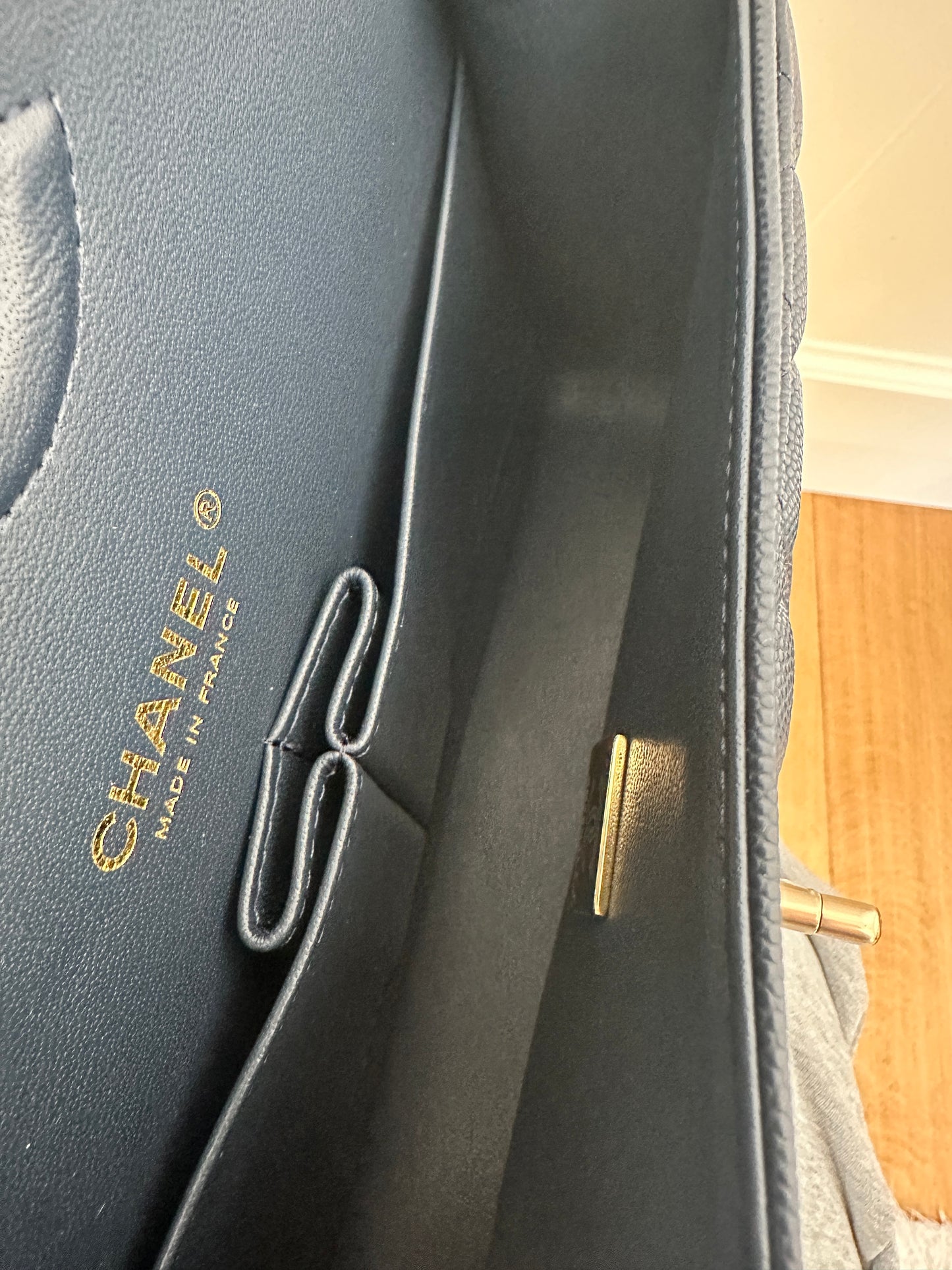 Torebka Chanel medium deep blue caviar/light gold NEW