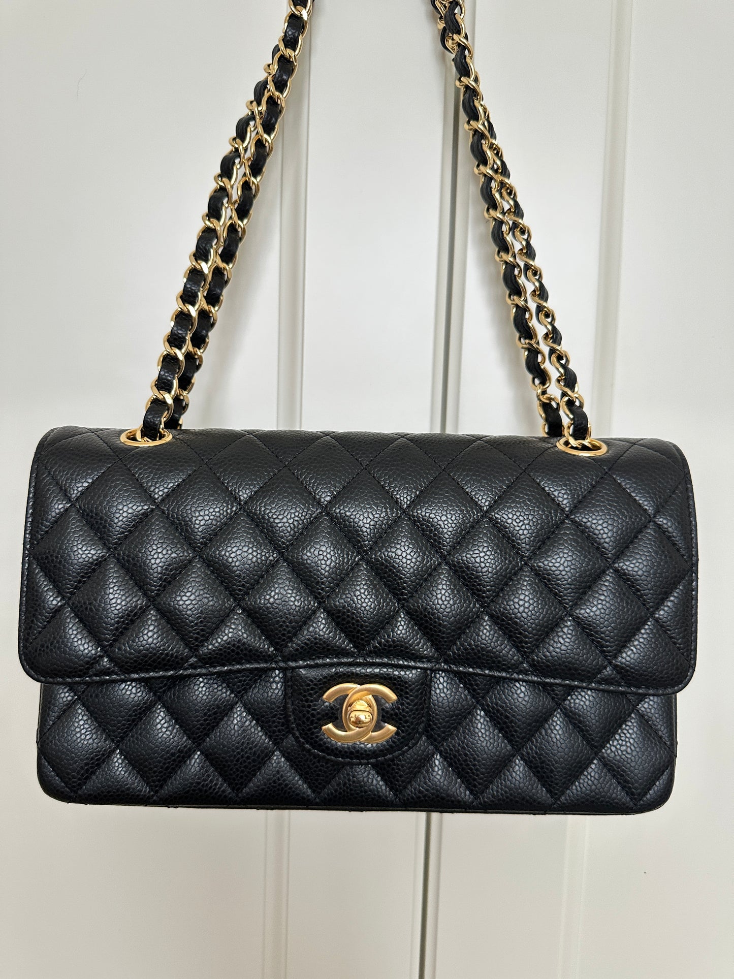 Chanel medium classic black caviar/gold hdw NEW 2022