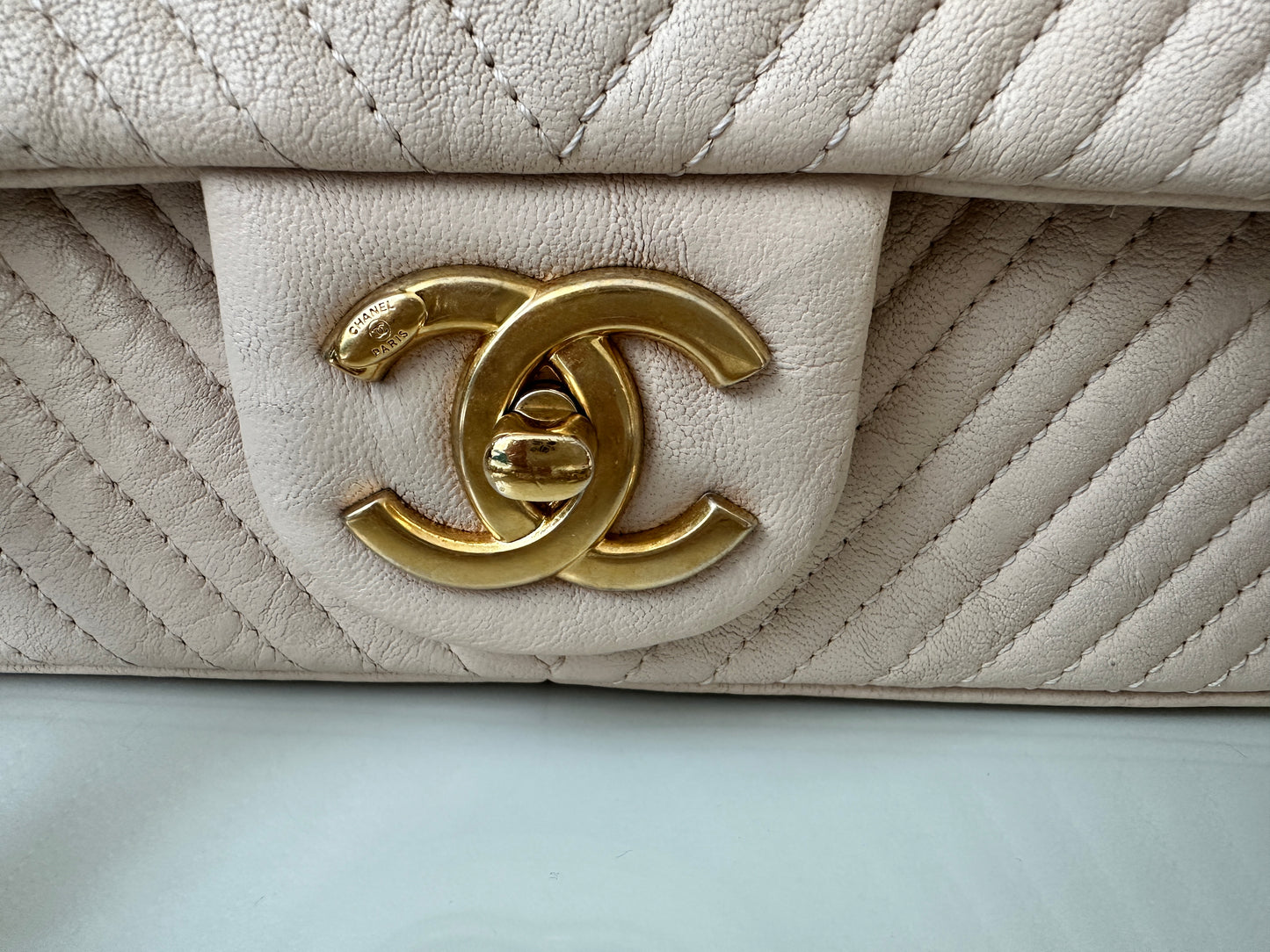 Torebka Chanel Surpique Seasonal Cruise medium chevron lambskin gold hdw