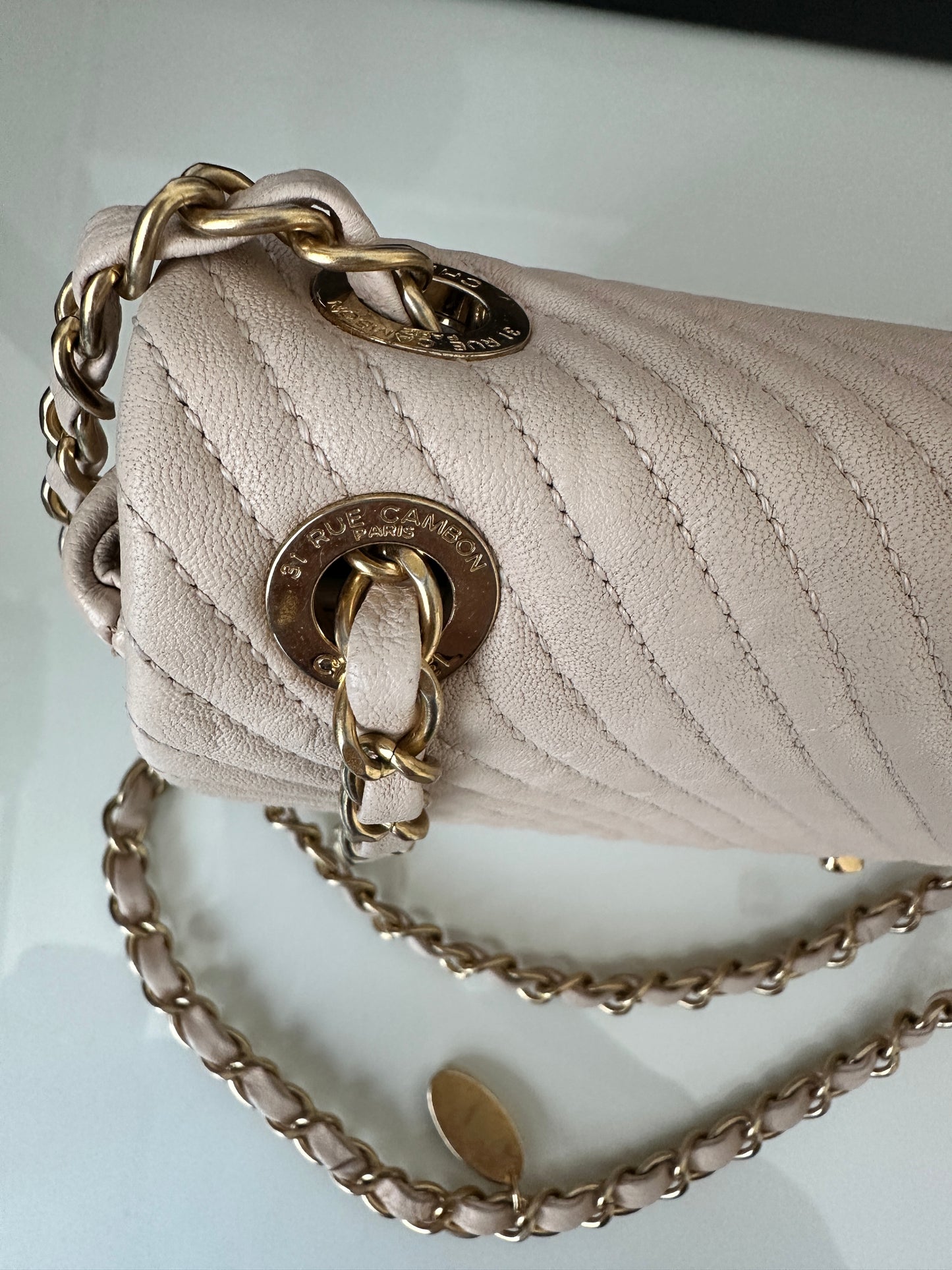 Torebka Chanel Surpique Seasonal Cruise medium chevron lambskin gold hdw