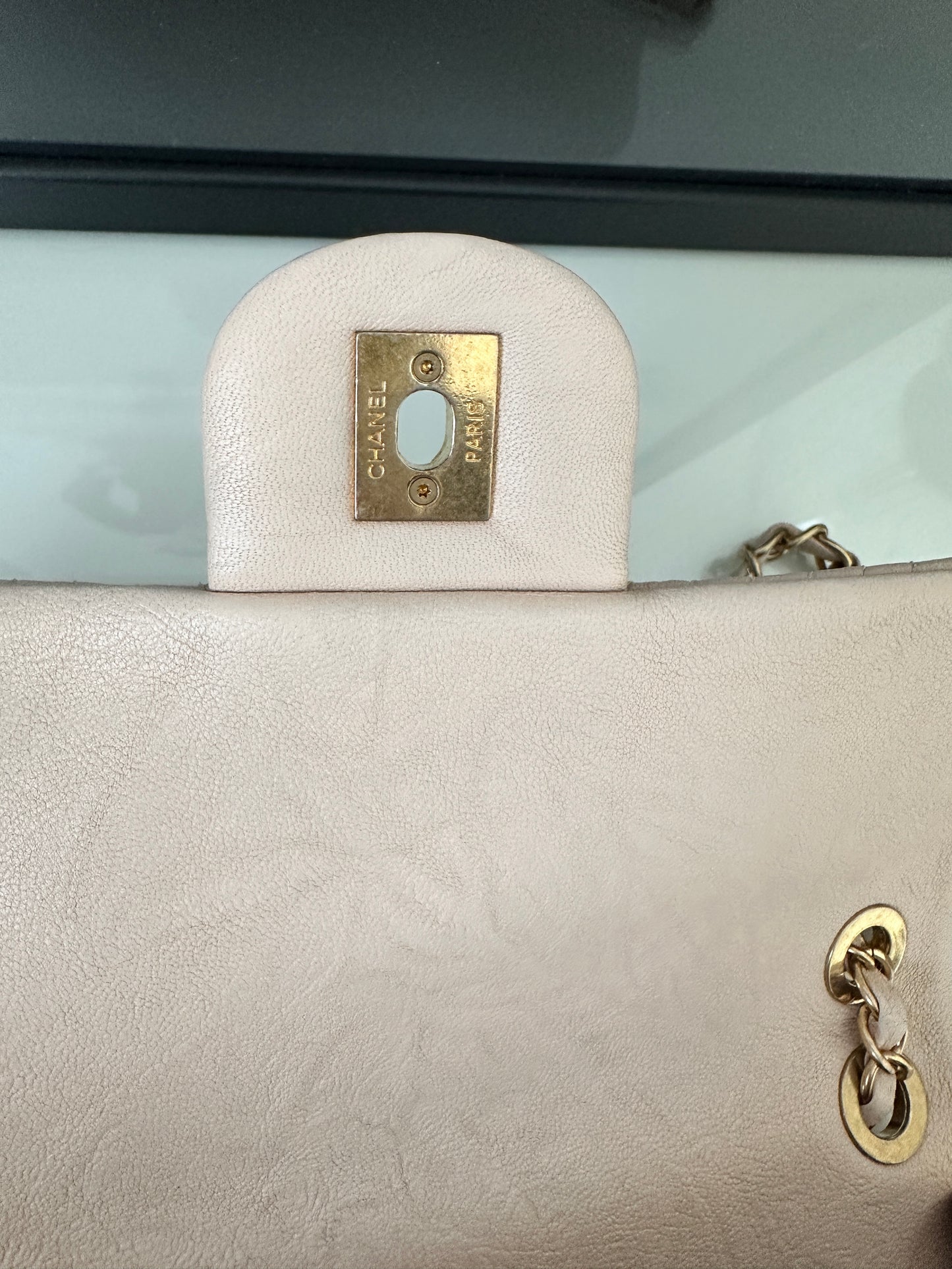 Torebka Chanel Surpique Seasonal Cruise medium chevron lambskin gold hdw
