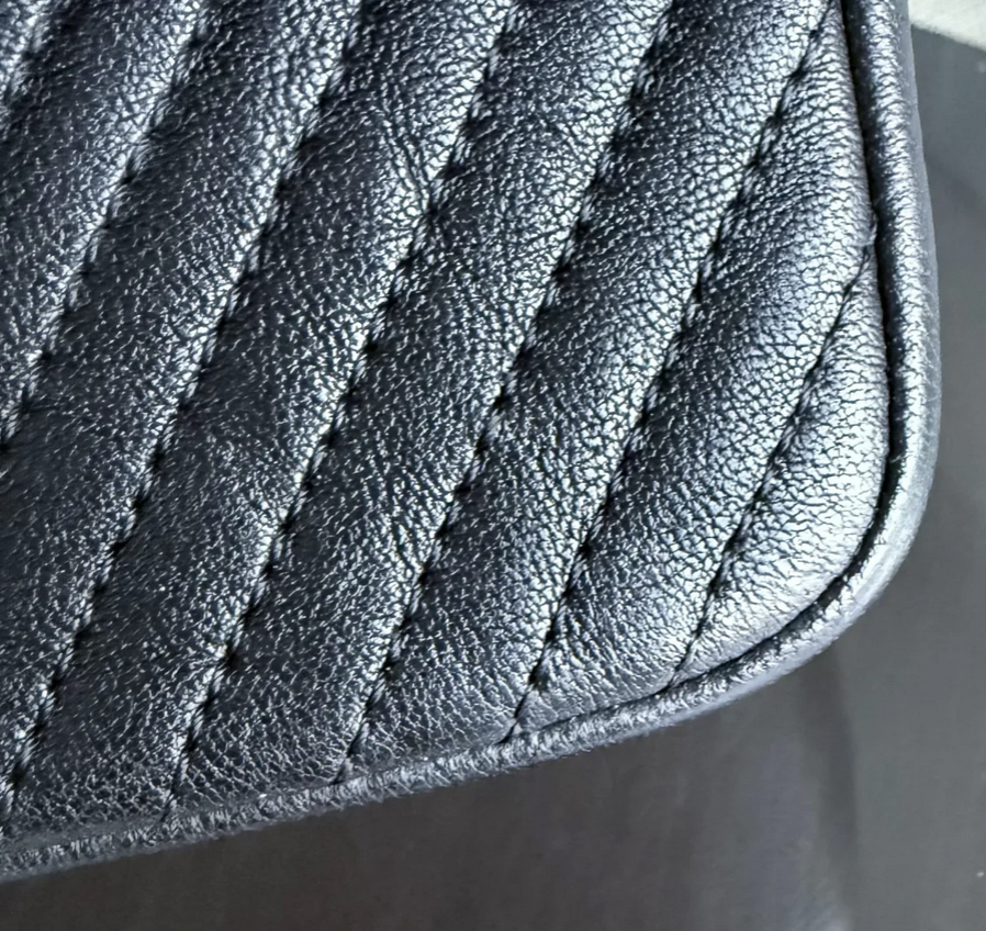 Torebka Chanel Surpique CC Herringbone Medallion Flap medium czarna/gold hdw