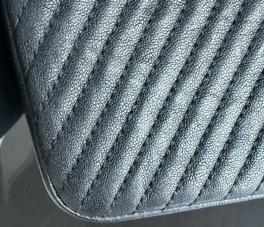 Torebka Chanel Surpique CC Herringbone Medallion Flap medium czarna/gold hdw