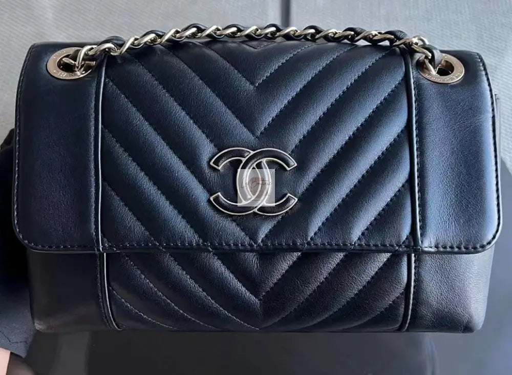 Sezonowa torebka Chanel black/gold hdw chevron small