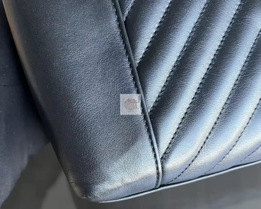 Sezonowa torebka Chanel black/gold hdw chevron small