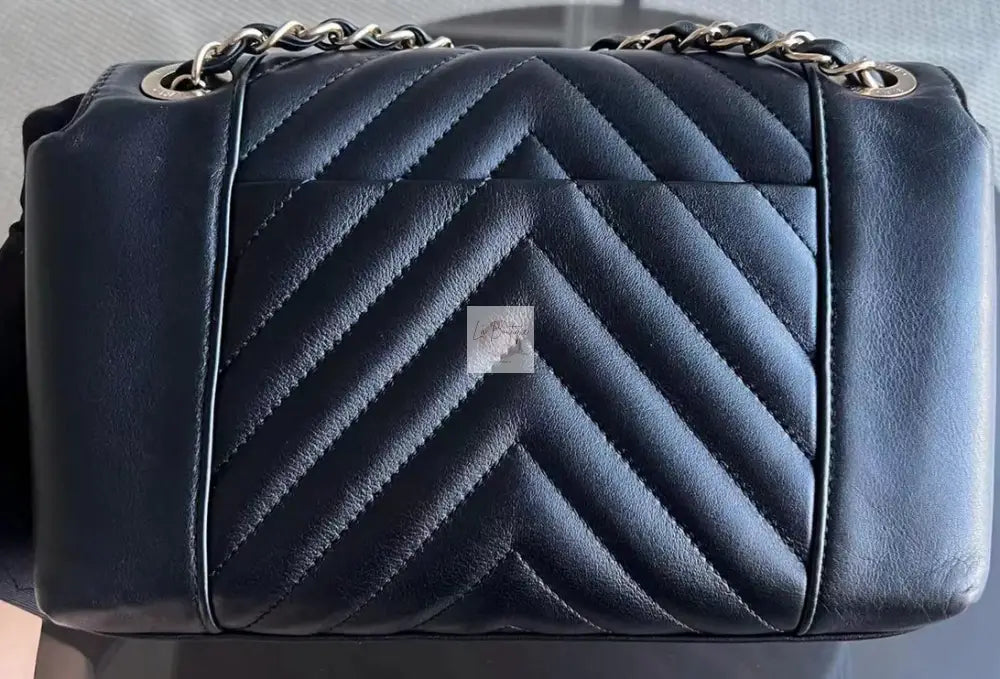 Sezonowa torebka Chanel black/gold hdw chevron small