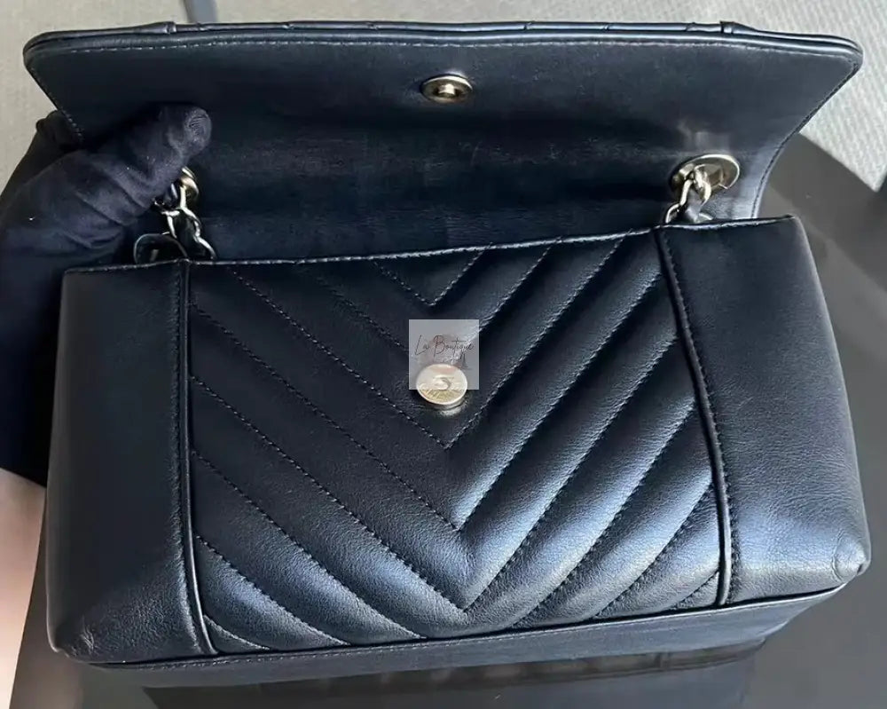 Sezonowa torebka Chanel black/gold hdw chevron small