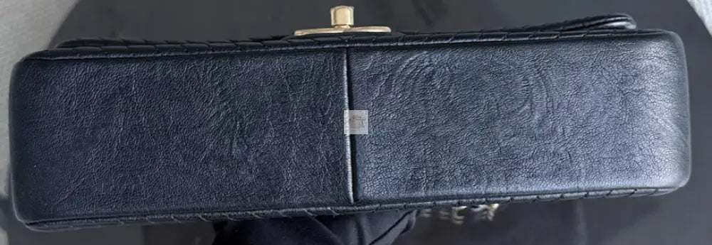 Torebka Chanel Surpique CC Herringbone Medallion Flap medium czarna/gold hdw
