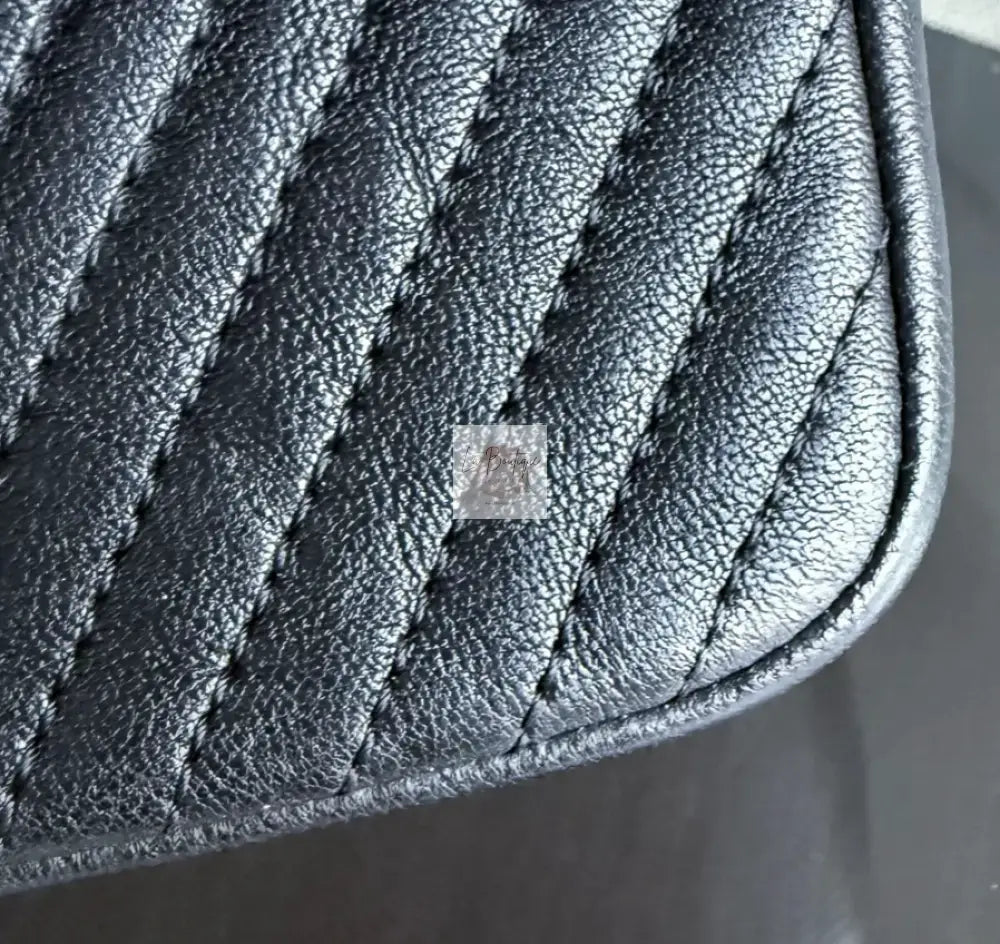 Torebka Chanel Surpique CC Herringbone Medallion Flap medium czarna/gold hdw