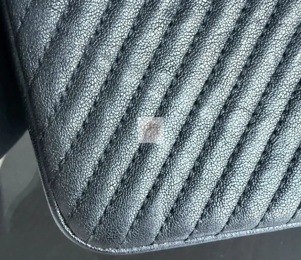Torebka Chanel Surpique CC Herringbone Medallion Flap medium czarna/gold hdw