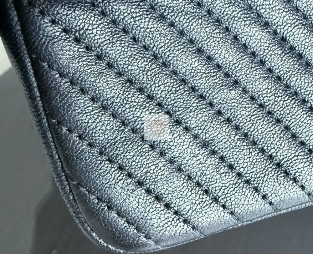 Torebka Chanel Surpique CC Herringbone Medallion Flap medium czarna/gold hdw