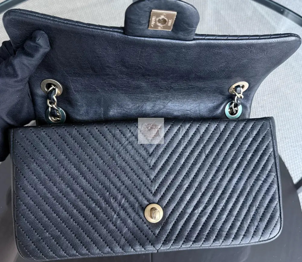 Torebka Chanel Surpique CC Herringbone Medallion Flap medium czarna/gold hdw