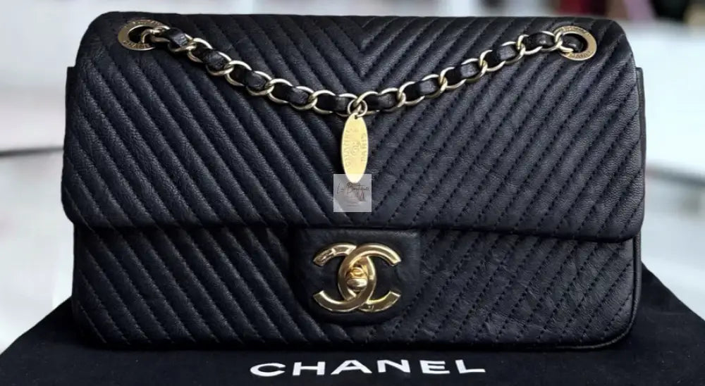 Torebka Chanel Surpique CC Herringbone Medallion Flap medium czarna/gold hdw
