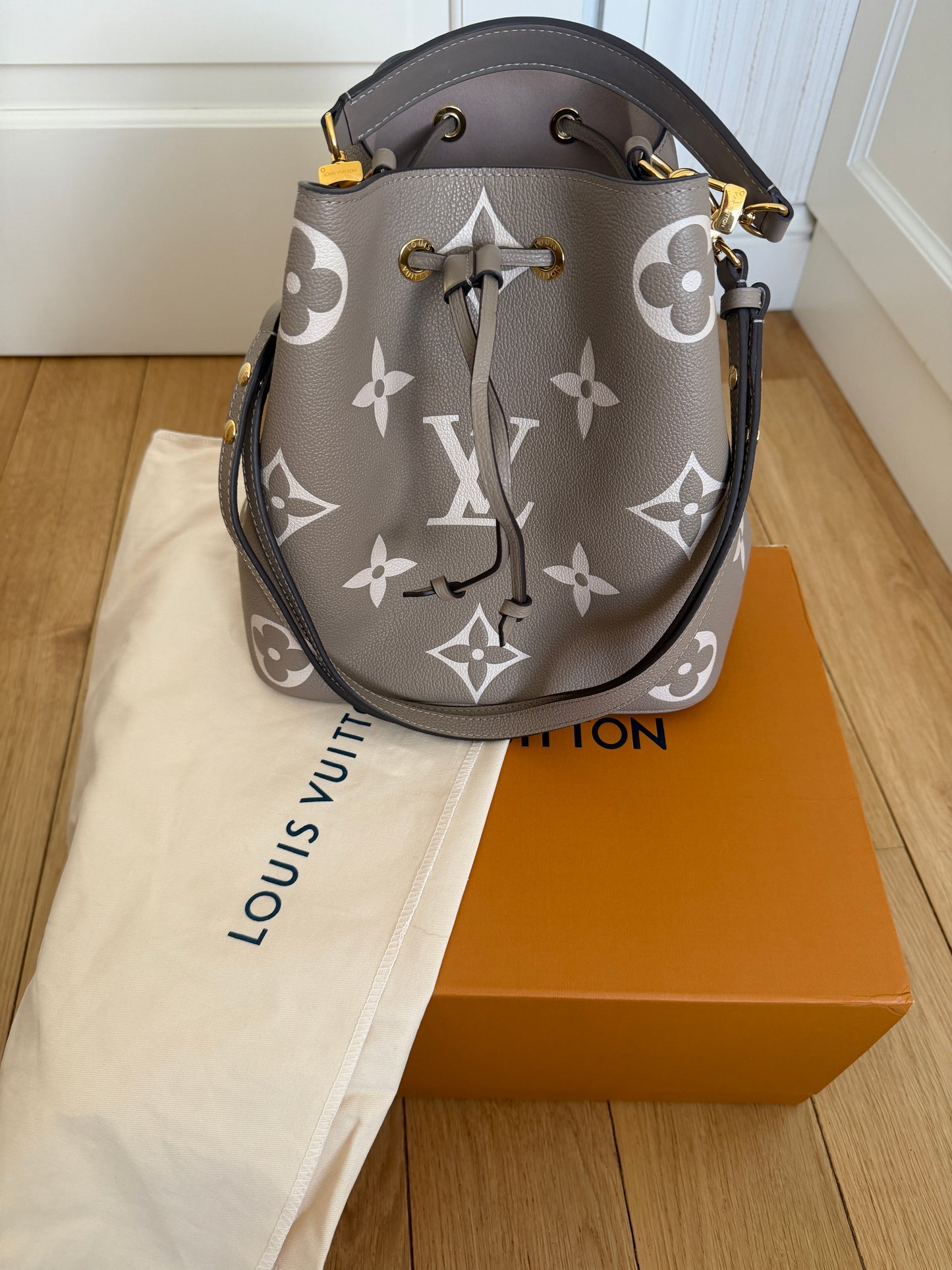 Torebka Louis Vuitton Neo Noe MM tourterelle/creme
