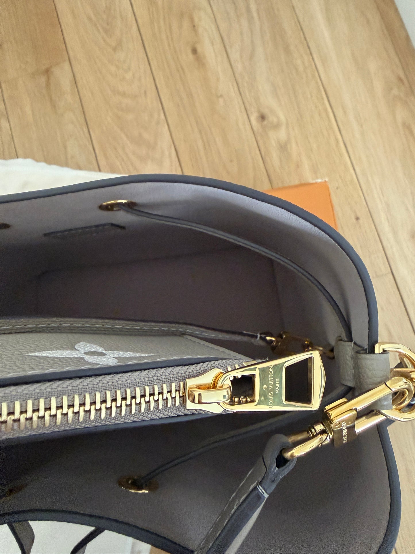 Torebka Louis Vuitton Neo Noe MM tourterelle/creme