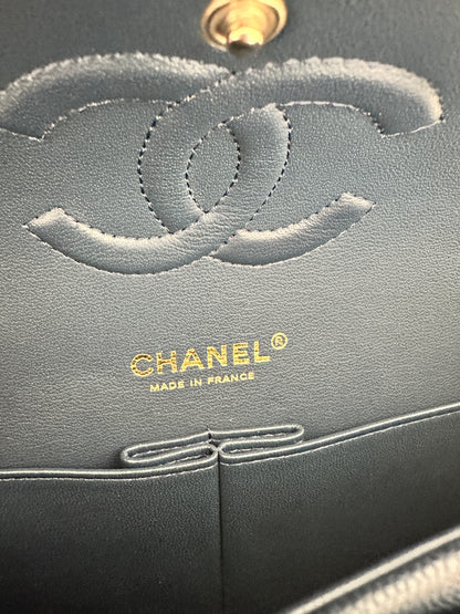 Torebka Chanel medium deep blue caviar/light gold NEW