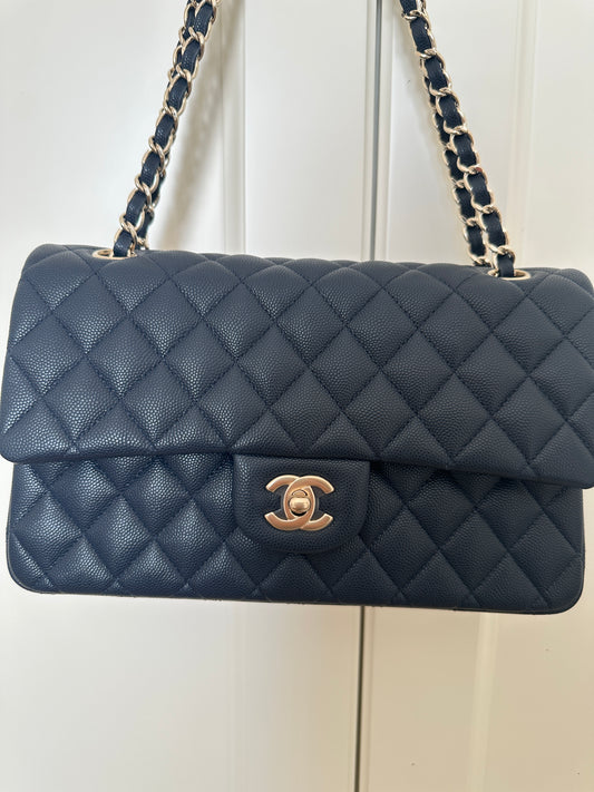 Torebka Chanel medium deep blue caviar/light gold NEW