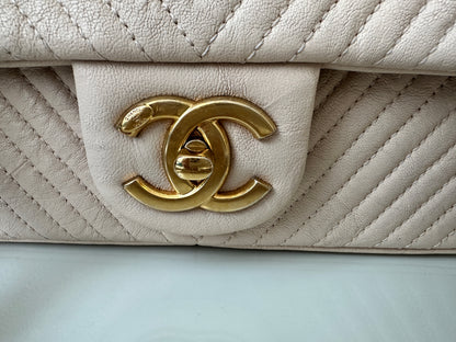 Torebka Chanel Surpique Seasonal Cruise medium chevron lambskin gold hdw