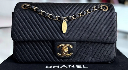 Torebka Chanel Surpique CC Herringbone Medallion Flap medium czarna/gold hdw