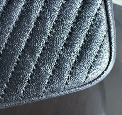 Torebka Chanel Surpique CC Herringbone Medallion Flap medium czarna/gold hdw