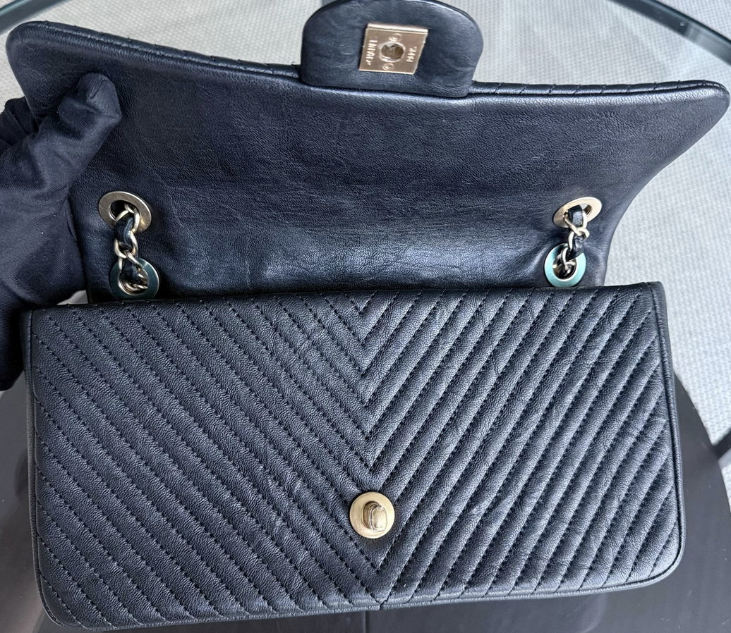 Torebka Chanel Surpique CC Herringbone Medallion Flap medium czarna/gold hdw