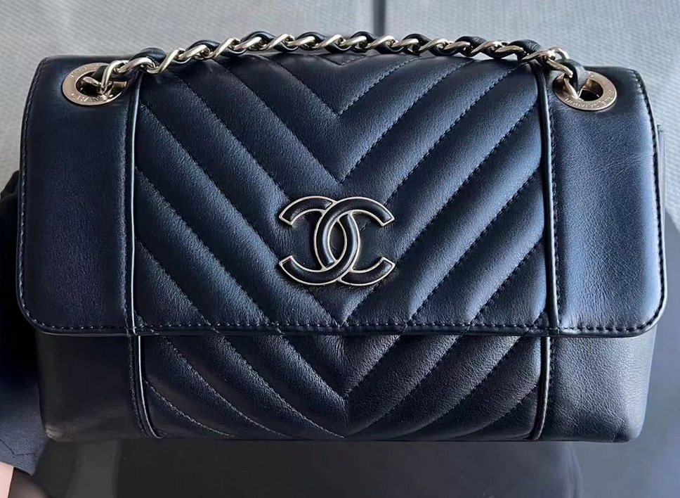 Sezonowa torebka Chanel black/gold hdw chevron small