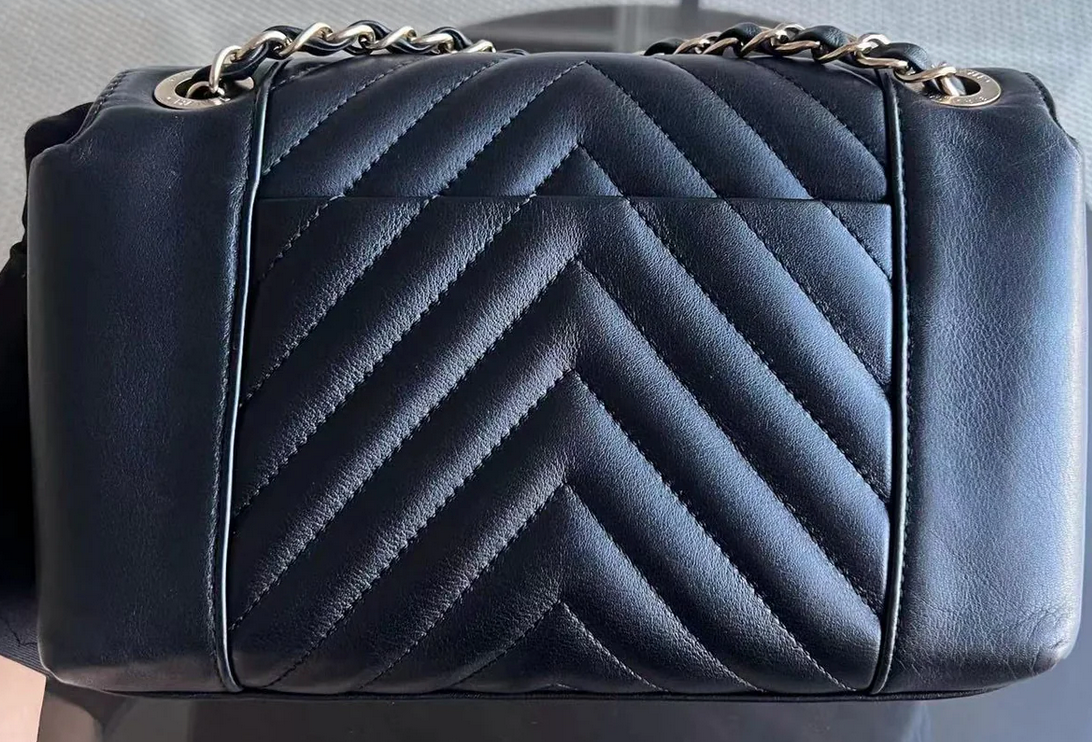 Sezonowa torebka Chanel black/gold hdw chevron small
