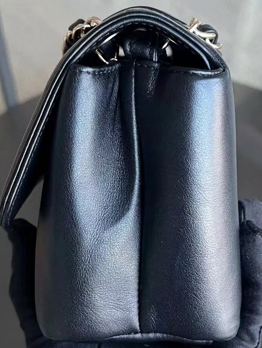 Sezonowa torebka Chanel black/gold hdw chevron small