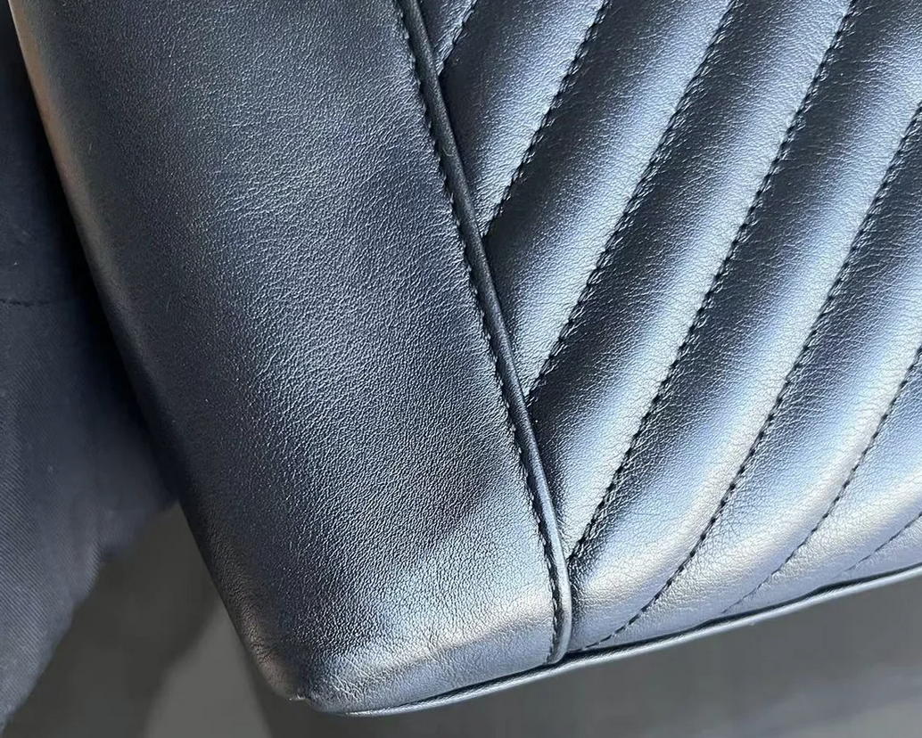 Sezonowa torebka Chanel black/gold hdw chevron small