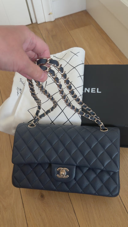 Torebka Chanel medium deep blue caviar/light gold NEW