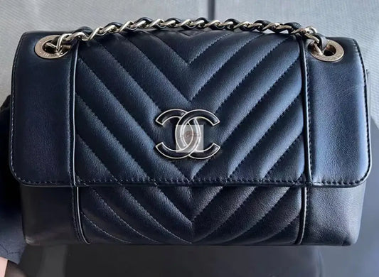 Sezonowa torebka Chanel black/gold hdw chevron small