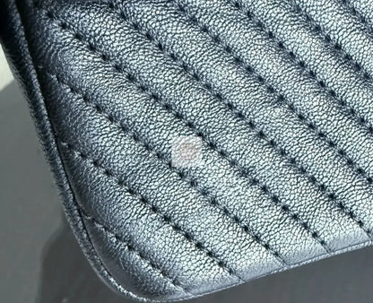 Torebka Chanel Surpique CC Herringbone Medallion Flap medium czarna/gold hdw