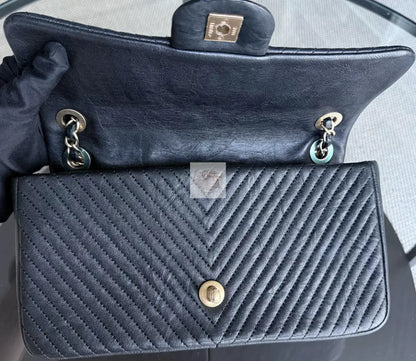 Torebka Chanel Surpique CC Herringbone Medallion Flap medium czarna/gold hdw