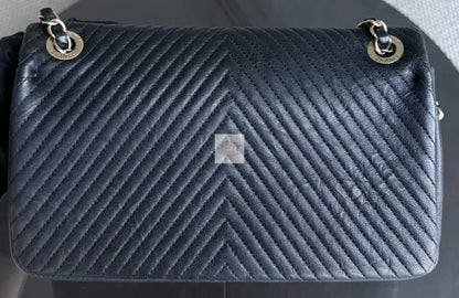 Torebka Chanel Surpique CC Herringbone Medallion Flap medium czarna/gold hdw