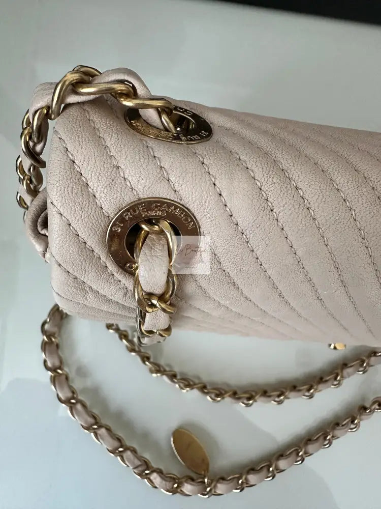 Torebka Chanel Surpique Seasonal Cruise medium chevron lambskin gold hdw