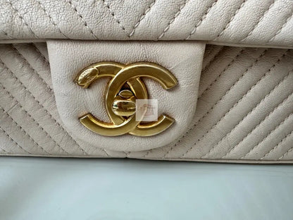 Torebka Chanel Surpique Seasonal Cruise medium chevron lambskin gold hdw